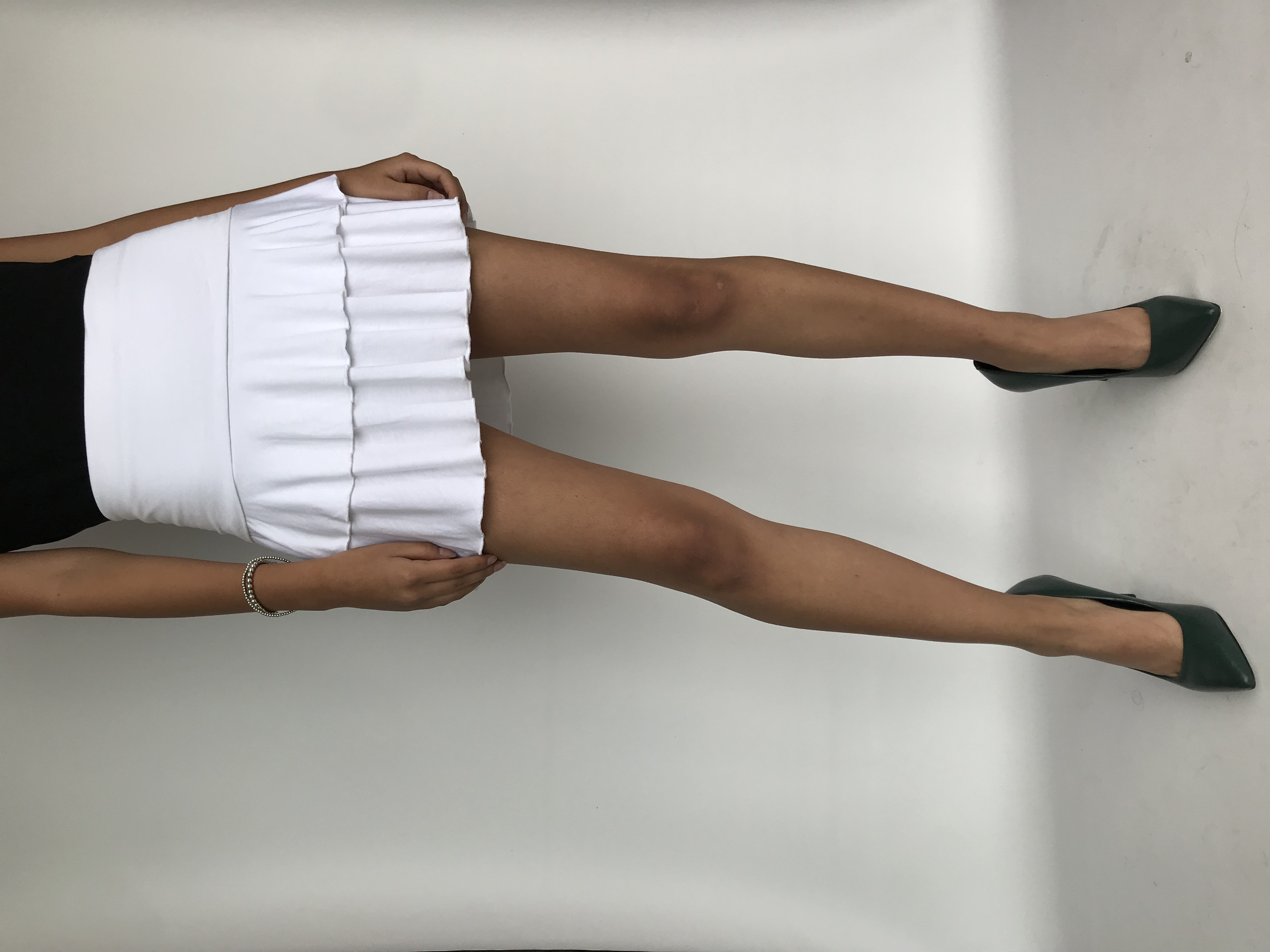 Falda blanca Sybilla con volantes en la basta, tela tipo algodón stretch 
 Talla L  